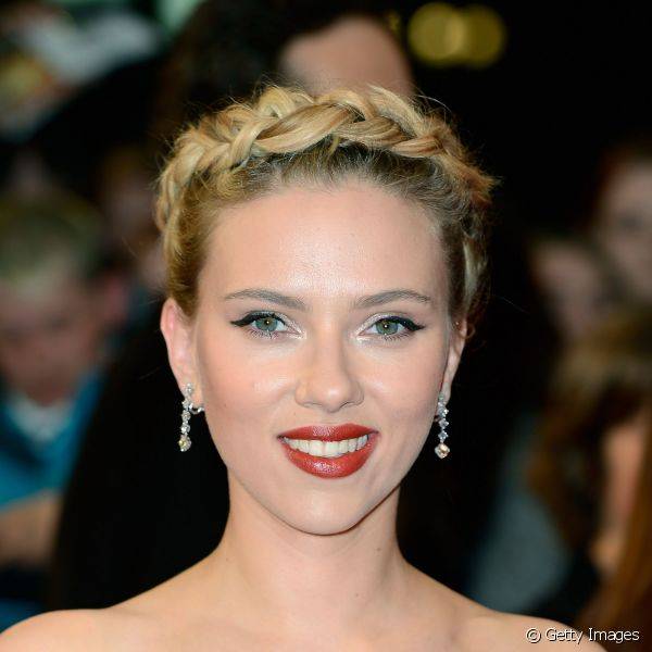 Scarlett Johansson gosta de usar o delineador preto no formato gatinho tradicional para acompanhar seu batom vermleho